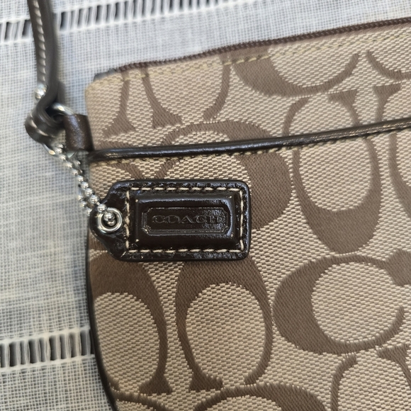 Coach Brown Signature Logo Wristet Size 6x4 Purple Lining New Whitout Tag - Picture 5 of 9